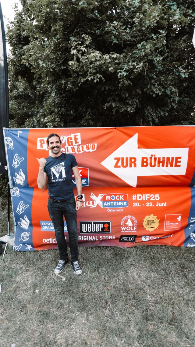 Wir sind schon mal am @donauinselfest_wien und fühlen ein wenig vor 👑🙂‍↔️🤘🏻 
Sonntag - Stagetime: 17:45 🔊  #dif25 #metternich #rockantenne