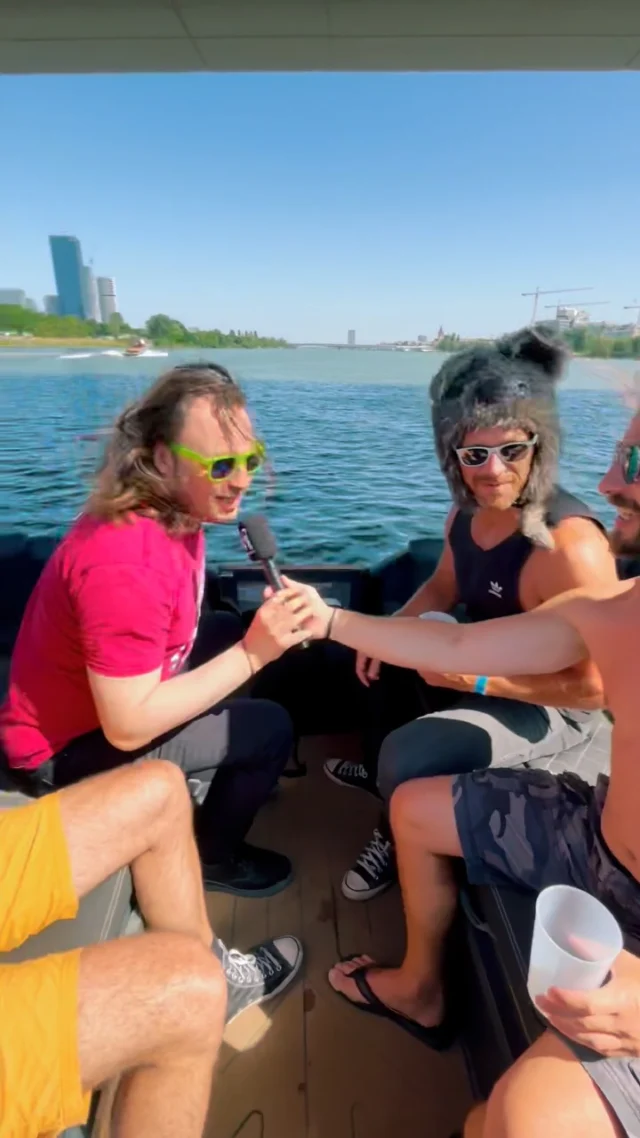 @dawinkla_offiziell - Express führt uns mit Voigas zur @rock_antenne_oesterreich Bühne auf dem @donauinselfest_wien 🔊🚤 Danke an @motorbootfahrschulewolf 🐺  #dif25 #donauinselfest